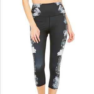 Alo Yoga high waist airbrush capri like new XS